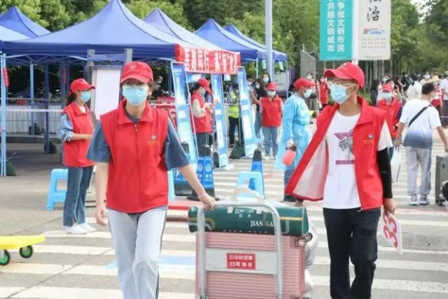 温暖又有爱!云南多所大学“萌新”报到(图片由学校提供)