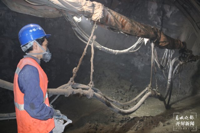 弥玉高速公路登楼山隧道正洞开挖突破万米大关(开屏新闻记者 李春丽 杨茜 通讯员 王娟 张鑫 摄)