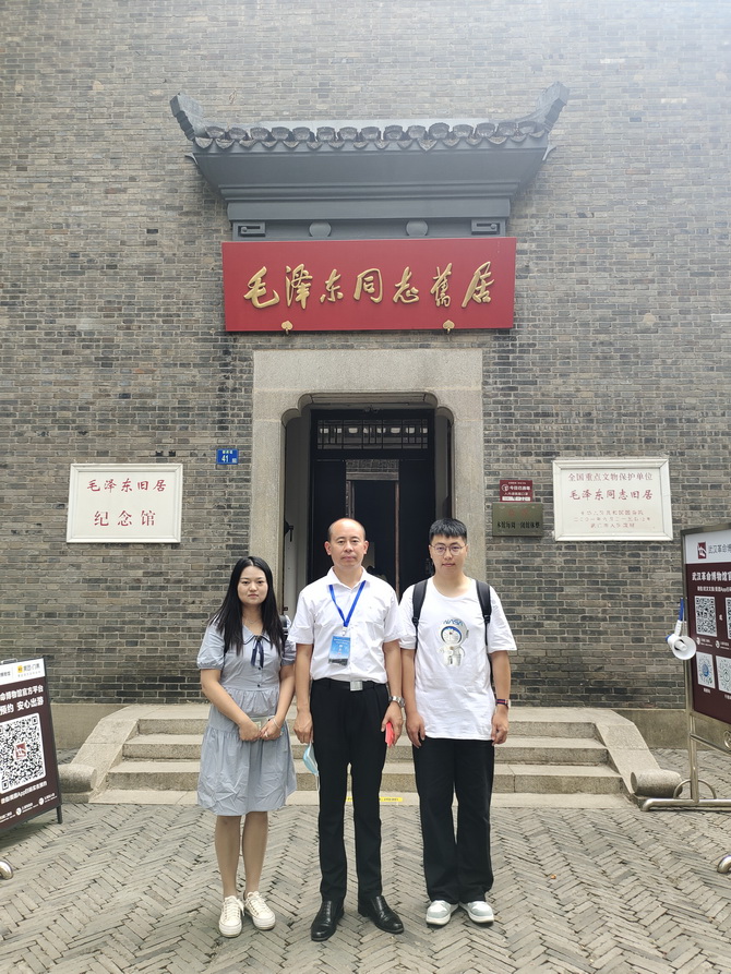 图为培训班学员到毛泽东旧居和中共五大会址、武昌农讲所开展现场教学 1