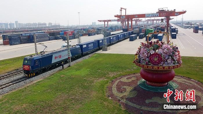 资料图:陕西西安,中欧班列(西安—汉堡)列车整装待发。(无人机照片) <a target='_blank' href='/'>中新社</a>发 黄鑫 摄 资料图:陕西西安,中欧班列(西安—汉堡)列车整装待发。(无人机照片) <a target='_blank' href='/'>中新社</a>发 黄鑫 摄