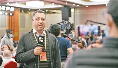 10月20日,在党的二十大新闻中心第四场记者招待会分会场,外国记者进行现场报道。 10月20日,在党的二十大新闻中心第四场记者招待会分会场,外国记者进行现场报道。