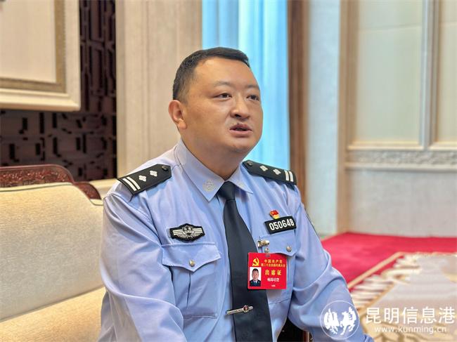 二十大代表,德钦县羊拉乡副乡长,羊拉派出所党支部书记、所长顿珠培楚 二十大代表,德钦县羊拉乡副乡长,羊拉派出所党支部书记、所长顿珠培楚