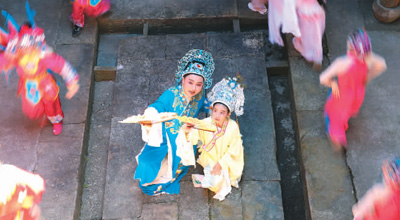 图为8月9日,在浙江省杭州市临安区天目山镇交口村文化礼堂内,戏曲老师在指导小学生学习戏曲表演技艺和经典唱段,在丰富“双减”内容的同时满足学生多样化需求,让孩子感受传统文化魅力。胡剑欢摄(人民视觉) 图为8月9日,在浙江省杭州市临安区天目山镇交口村文化礼堂内,戏曲老师在指导小学生学习戏曲表演技艺和经典唱段,在丰富“双减”内容的同时满足学生多样化需求,让孩子感受传统文化魅力。胡剑欢摄(人民视觉)