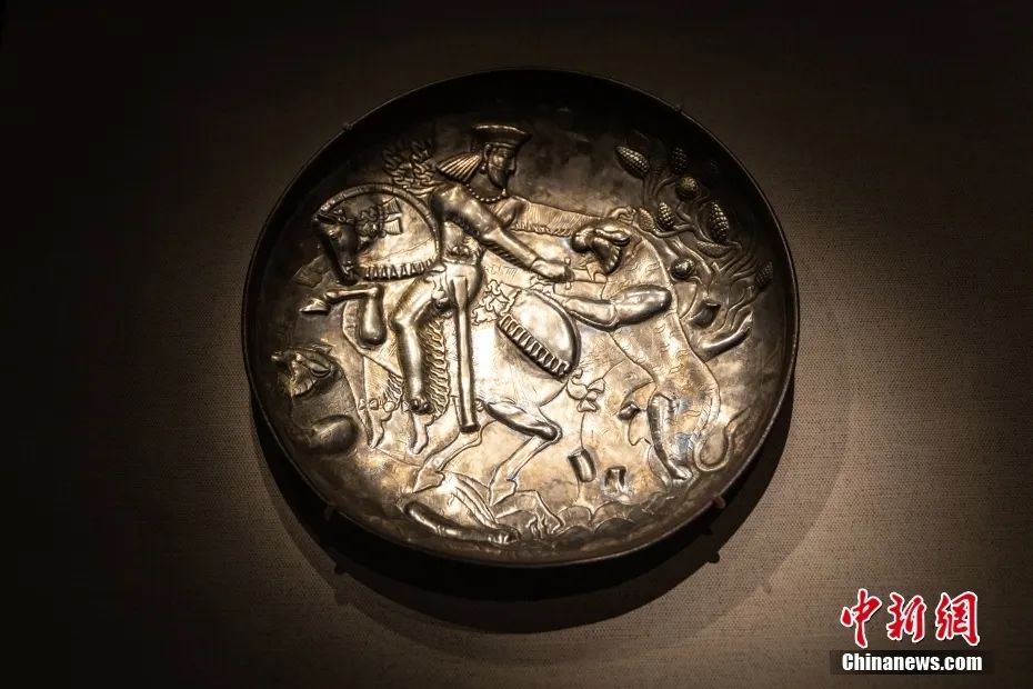 8月18日,甘肃省敦煌市,“灿烂记忆:从美索不达米亚到犍陀罗——东方文明古国冶金术展”在敦煌莫高窟揭幕。 8月18日,甘肃省敦煌市,“灿烂记忆:从美索不达米亚到犍陀罗——东方文明古国冶金术展”在敦煌莫高窟揭幕。