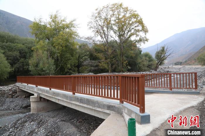 图为尖巴昂村格日社修建起的桥。　全丹旭 摄