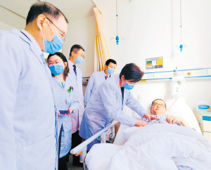 李兰娟参与查房。 李兰娟参与查房。