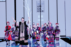 《彩霞之影》服饰秀。