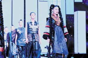 《扶云绣翠》服饰秀。