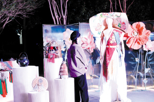 昆明设计展示空间里的民族服饰。