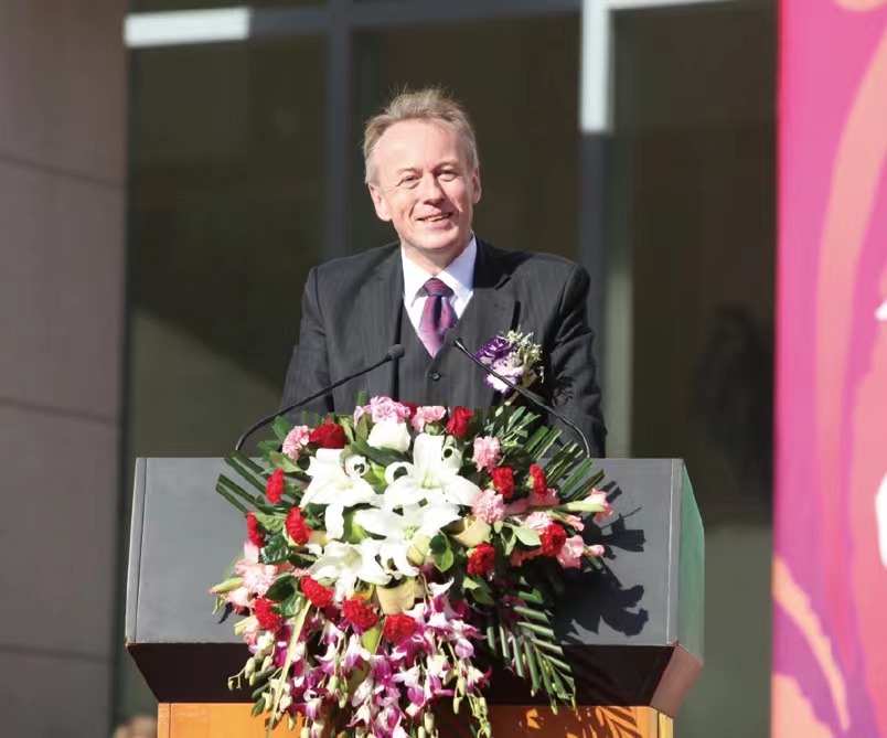 (他们让世界读懂中国)《习近平谈治国理政》冰岛文版译者:中国共产党 “言必信行必果”不遗余力为人民谋幸福_fororder_image001