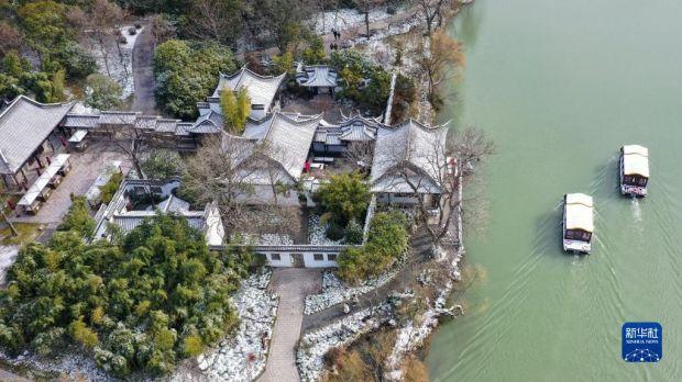 这是1月15日拍摄的江苏扬州瘦西湖雪景(无人机照片)。 近日,受冷空气影响,我国多地迎来降雪天气。 新华社发(齐立广摄)