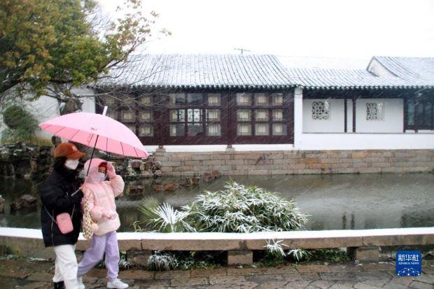 1月15日,游客在雪中的苏州沧浪亭观光游览。 近日,受冷空气影响,我国多地迎来降雪天气。 新华社发(王建康摄)