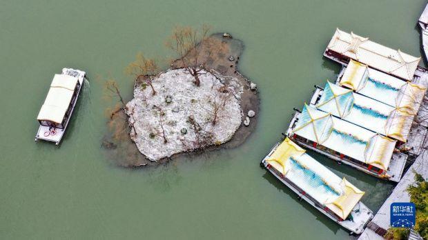 这是1月15日拍摄的江苏扬州瘦西湖雪景(无人机照片)。 近日,受冷空气影响,我国多地迎来降雪天气。 新华社发(齐立广摄)