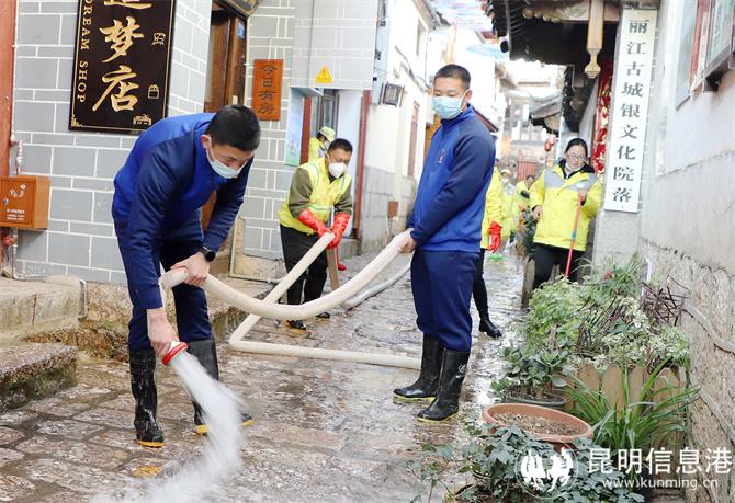 冲洗石板路。木晓东摄