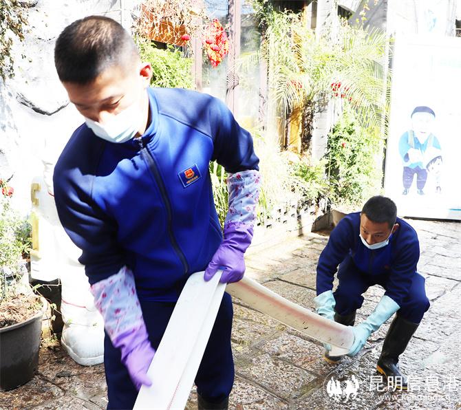 铺设消防水带。木晓东摄