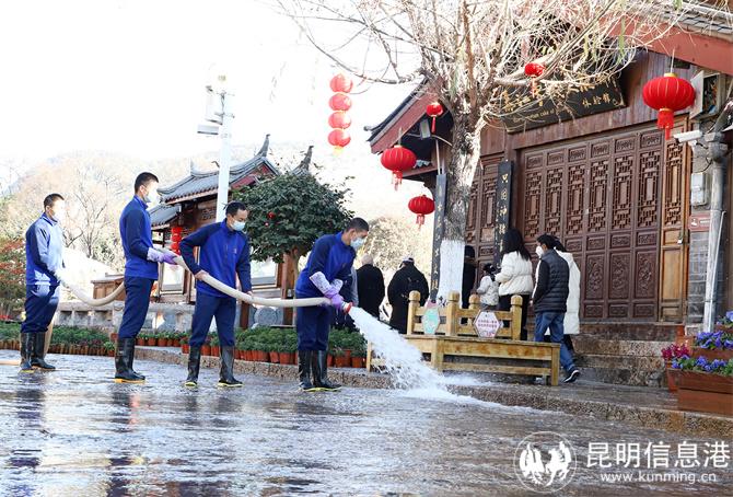 消防员冲街清扫迎新年。马缤摄