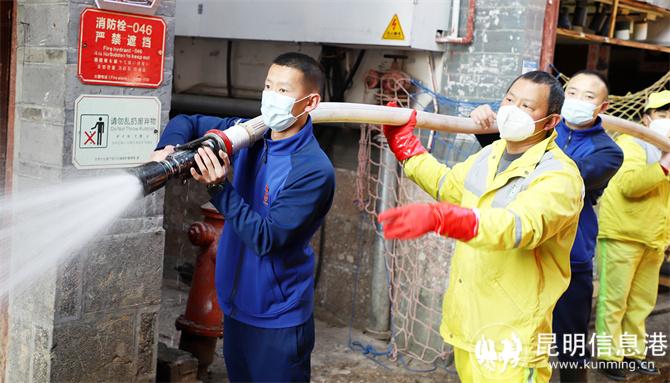 消防员与环卫工人分组协助。木晓东摄