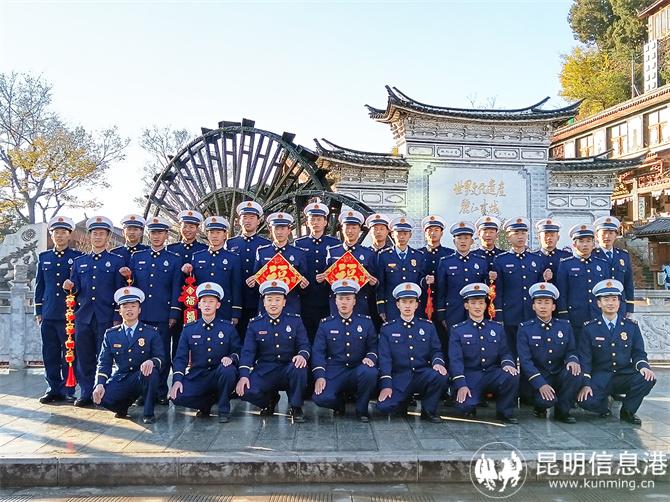 1 春节前夕,“蓝朋友”们来到丽江古城大水车景点录制拜年视频。陈红军摄 1 春节前夕,“蓝朋友”们来到丽江古城大水车景点录制拜年视频。陈红军摄