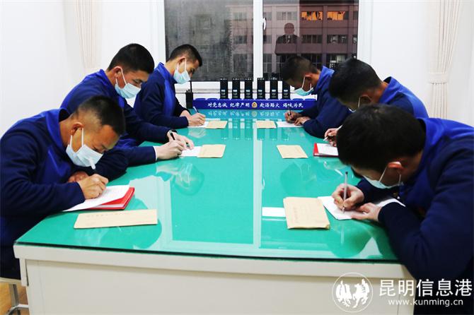 2 不能回家过年的消防员们提前写好家信,寄去对父母亲人的思念。马缤摄 2 不能回家过年的消防员们提前写好家信,寄去对父母亲人的思念。马缤摄