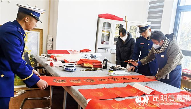 3 古城中队各班想好春联内容后,来到丽江市文化馆请书法老师传墨。喻镜宇摄 3 古城中队各班想好春联内容后,来到丽江市文化馆请书法老师传墨。喻镜宇摄