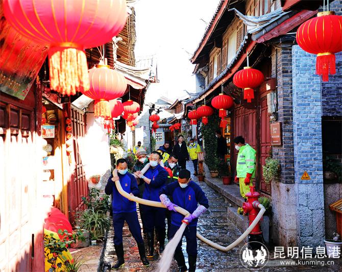 5 消防员参与丽江古城冲街清扫,以别样的方式欢度春节。马缤摄 5 消防员参与丽江古城冲街清扫,以别样的方式欢度春节。马缤摄