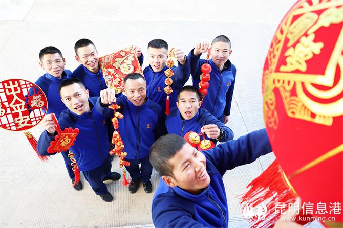 7 “蓝朋友”们在装扮营区。马缤摄 7 “蓝朋友”们在装扮营区。马缤摄