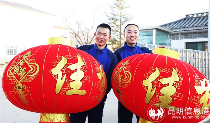 8 副中队长鲍宗童和消防员喻镜宇正准备挂灯笼。马缤摄 8 副中队长鲍宗童和消防员喻镜宇正准备挂灯笼。马缤摄