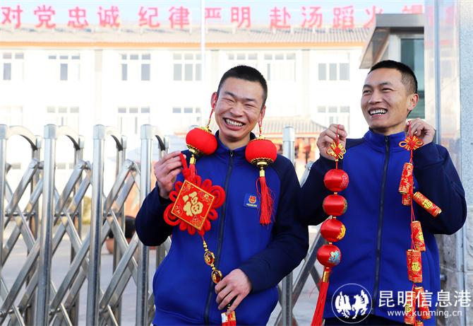 9 “蓝朋友”们布置营区时相互搞怪,副中队长鲍宗童的眼笑得眯成了缝。马缤摄 9 “蓝朋友”们布置营区时相互搞怪,副中队长鲍宗童的眼笑得眯成了缝。马缤摄