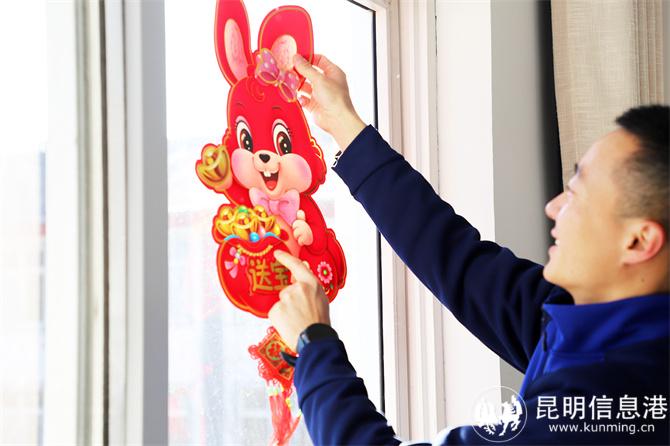 10 中队文书何彬在贴窗花。马缤摄 10 中队文书何彬在贴窗花。马缤摄