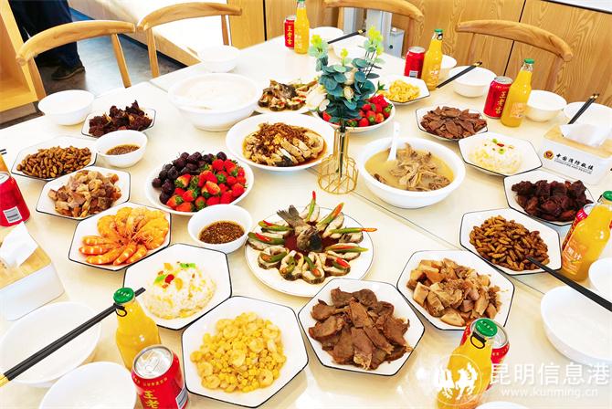 11 “蓝朋友”们自己动手做的年夜饭。苗婉茹摄 11 “蓝朋友”们自己动手做的年夜饭。苗婉茹摄