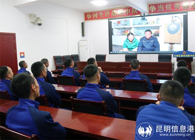 12 春晚开始前,消防员们收到一份“神秘礼物”。副指导员保奇提前收集了家人的祝福视频并自己剪了个短片,不少消防员感动得热泪盈眶。马缤摄 12 春晚开始前,消防员们收到一份“神秘礼物”。副指导员保奇提前收集了家人的祝福视频并自己剪了个短片,不少消防员感动得热泪盈眶。马缤摄