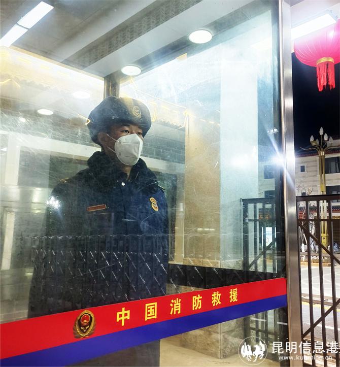 13 除夕夜领导干部替消防员站岗,已成为传统。马缤摄 13 除夕夜领导干部替消防员站岗,已成为传统。马缤摄