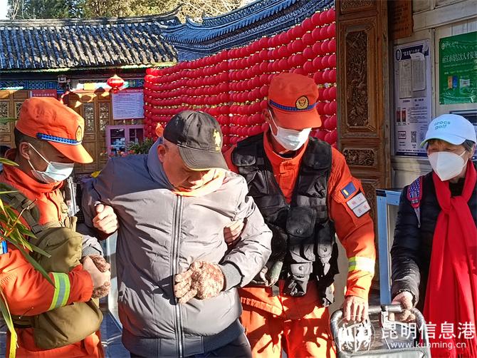 19 “蓝朋友”们执勤期间贴心帮助群众。高玉堂摄 19 “蓝朋友”们执勤期间贴心帮助群众。高玉堂摄