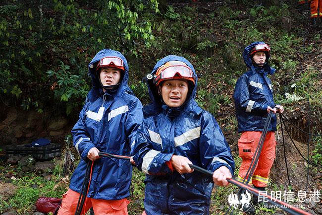 赵灿雄进行绳索救援训练。王杰摄 赵灿雄进行绳索救援训练。王杰摄