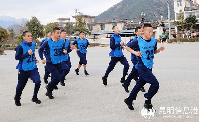 赵灿雄进行五公里考核。王杰摄 赵灿雄进行五公里考核。王杰摄