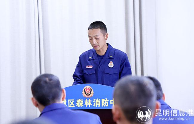 赵灿雄进行读书交流。王杰摄 赵灿雄进行读书交流。王杰摄