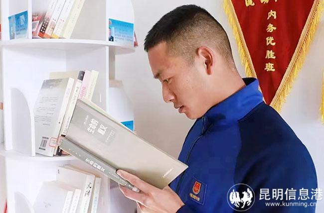 赵灿雄进行阅读书籍。王杰摄 赵灿雄进行阅读书籍。王杰摄