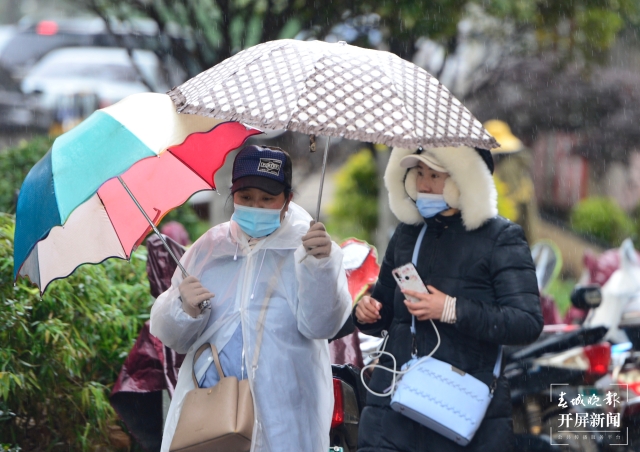 降温（开屏新闻记者 龙宇丹 摄）