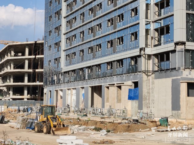 延期一年仍未交房急坏业主！俊寓公寓3月复工是否可期？（颜媛 实习生 施春丽 摄）