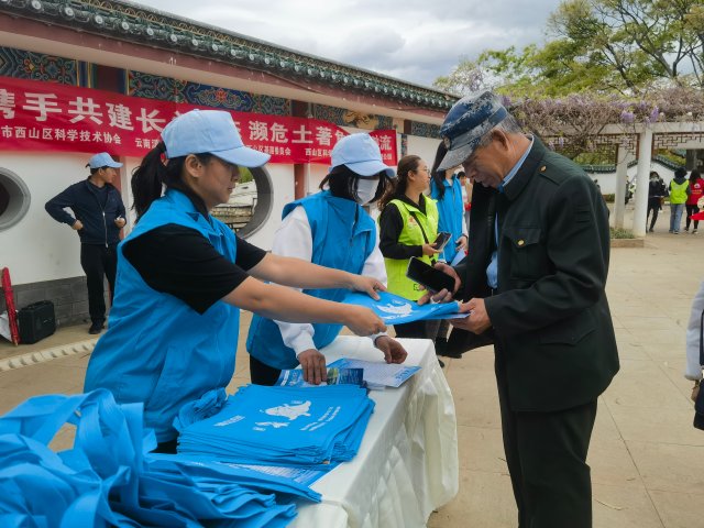 8000余尾滇池金线鲃放流昆明滇池