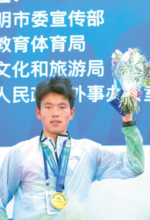 云南选手贺应兵获半程马拉松男子组冠军。 