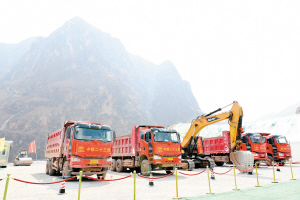 乌东德翻坝转运交通基础设施项目开工建设。 记者杨艳辉摄