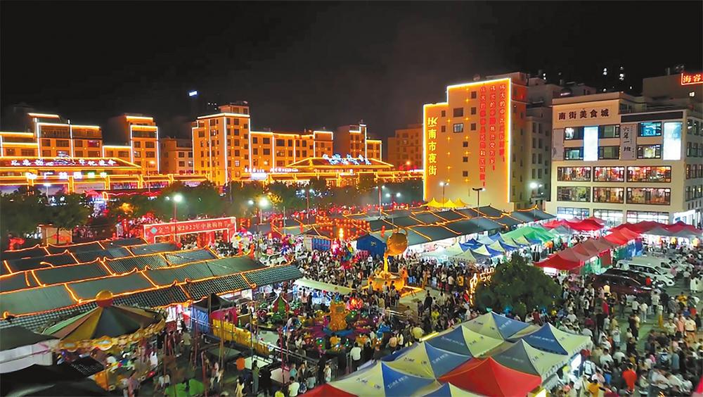 麒麟区益宁街道南市夜街 本报通讯员 徐静 摄 麒麟区益宁街道南市夜街 本报通讯员 徐静 摄