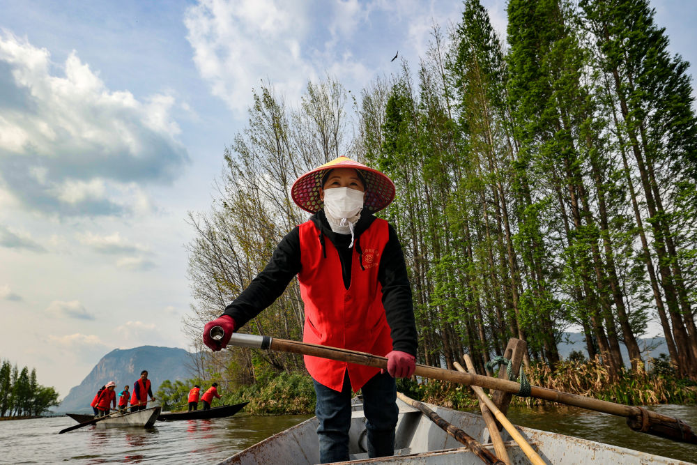 守护滇池三十余载！致敬巾帼打捞队4.jpg
