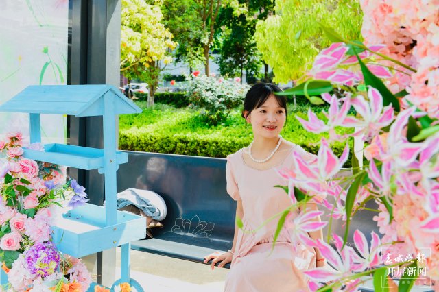 哇,这是“小仙女专列”吗?昆明斗南有一个鲜花公交站台!(龙宇丹 摄)