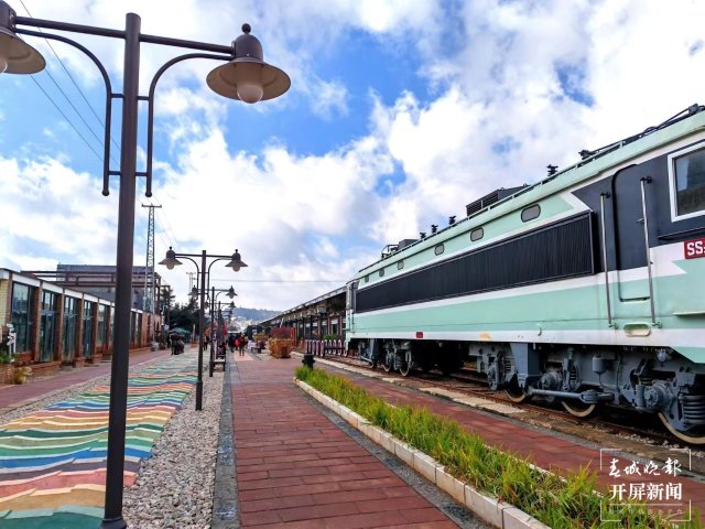 一下火车就是本地味道：当地号称扛把子的“饵块”（蒋琼波 摄）