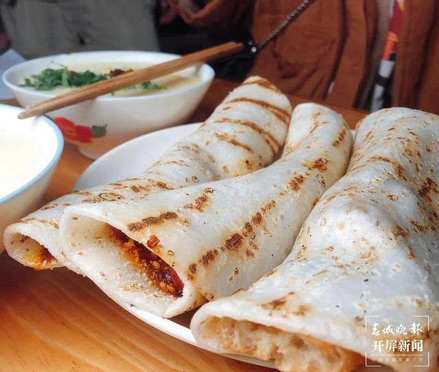 一下火车就是本地味道：当地号称扛把子的“饵块”（蒋琼波 摄）