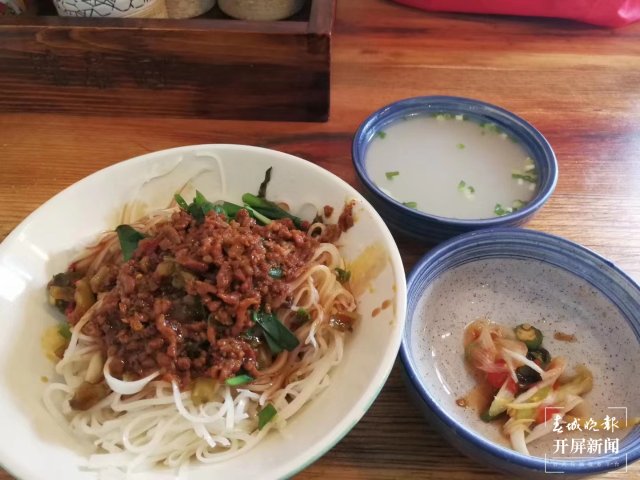 一下火车就是本地味道：当地号称扛把子的“饵块”（蒋琼波 摄）