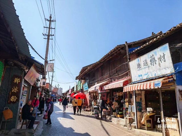 一下火车就是本地味道：当地号称扛把子的“饵块”（蒋琼波 摄）