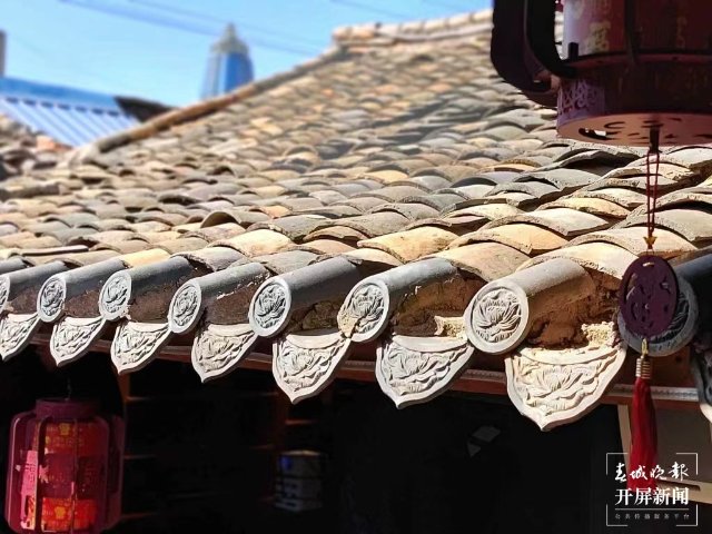 一下火车就是本地味道：当地号称扛把子的“饵块”（蒋琼波 摄）